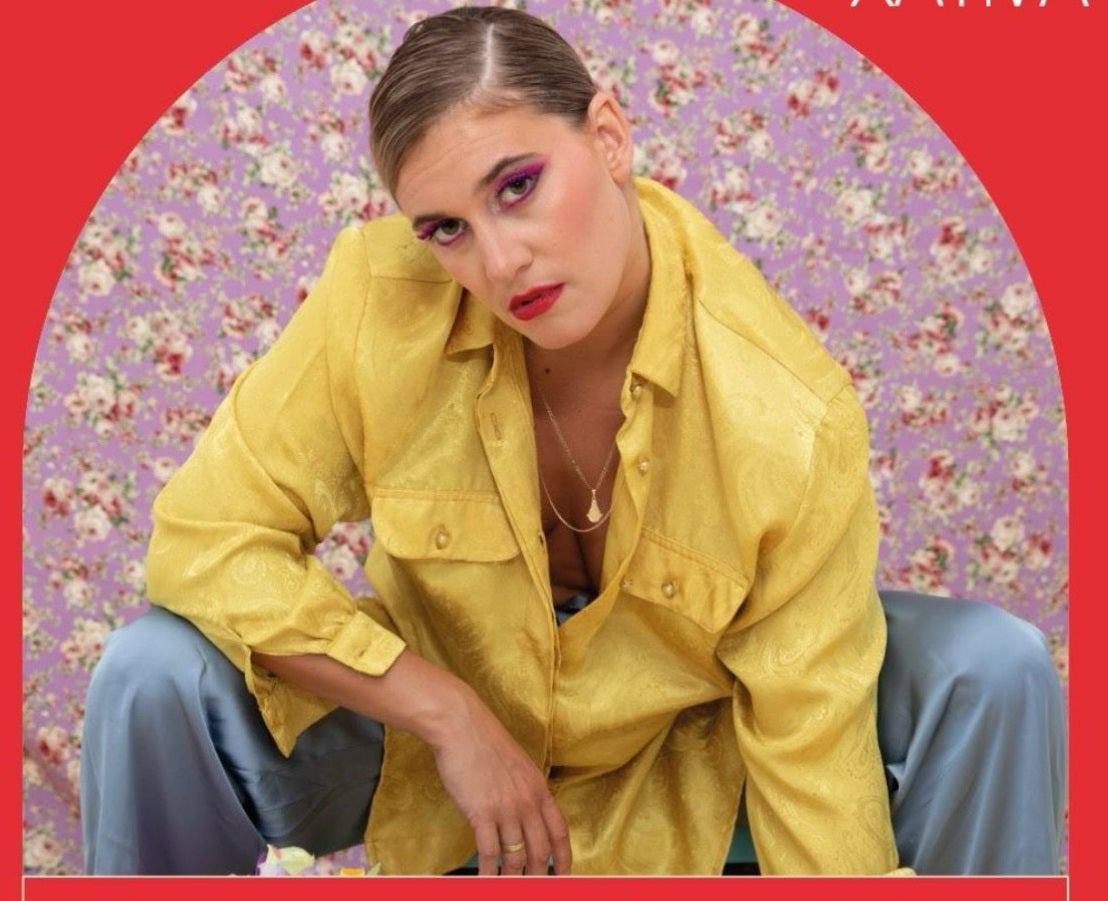 La artista y activista LGTBIQ+ Rocío Saiz actúa en Xàtiva y presenta su libro 'Que no se te note»