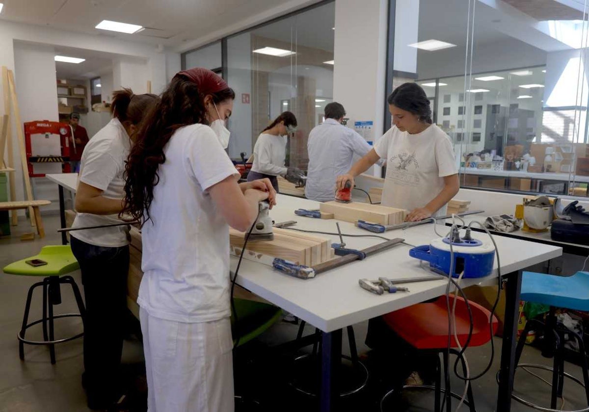 Diseño con alma: estudiantes del CEU crean mobiliario para familias afectadas por la dana