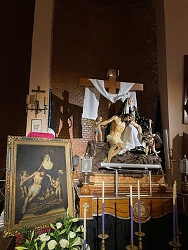El cuadro adquirido, junto a la imagen de Nuestra Señora de los Dolores.