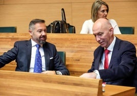 Badenas y Gosálbez, con Gil en el fondo, en un pleno municipal.