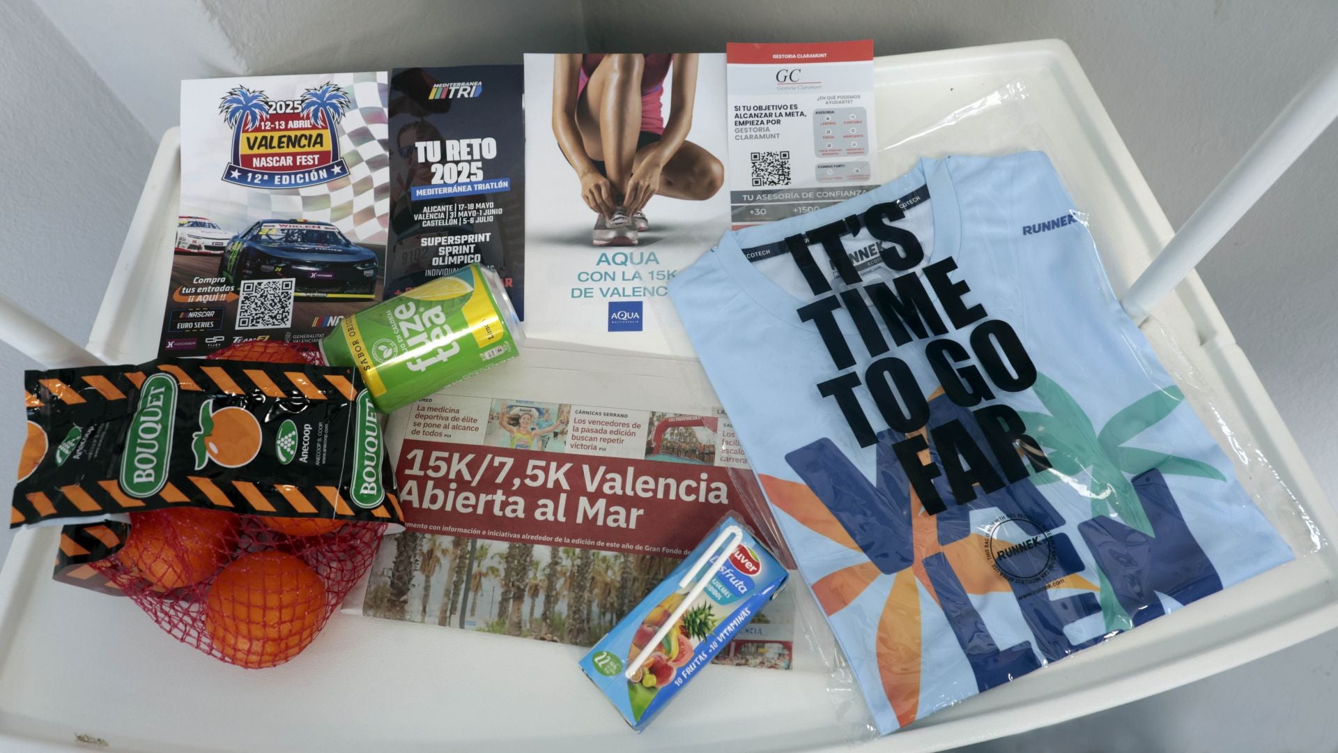 FOTOS | Los corredores de la 15K Valencia Abierta al Mar recogen su dorsal