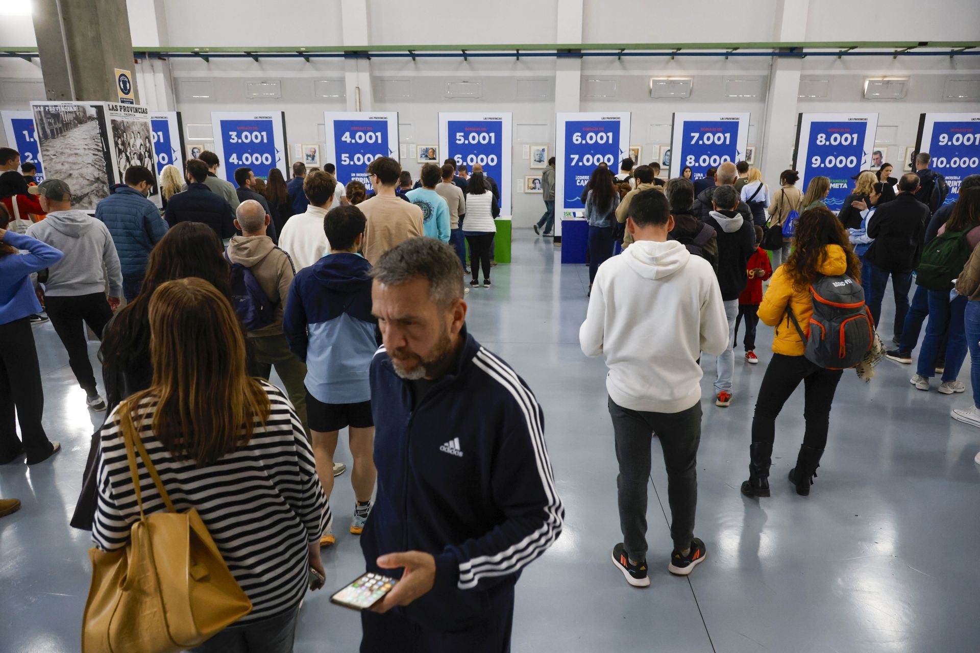 FOTOS | Los corredores de la 15K Valencia Abierta al Mar recogen su dorsal