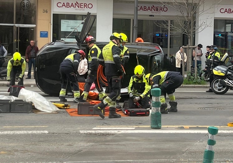 Los bomberos recogen sus herramientas tras rescatar a la víctima.