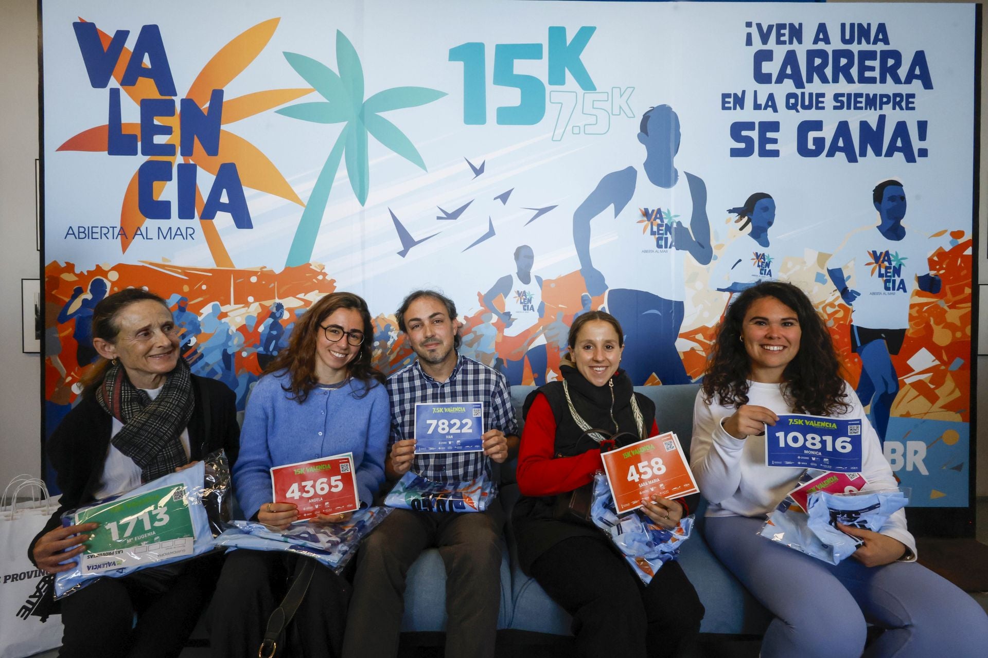 FOTOS | Los corredores de la 15K Valencia Abierta al Mar recogen su dorsal