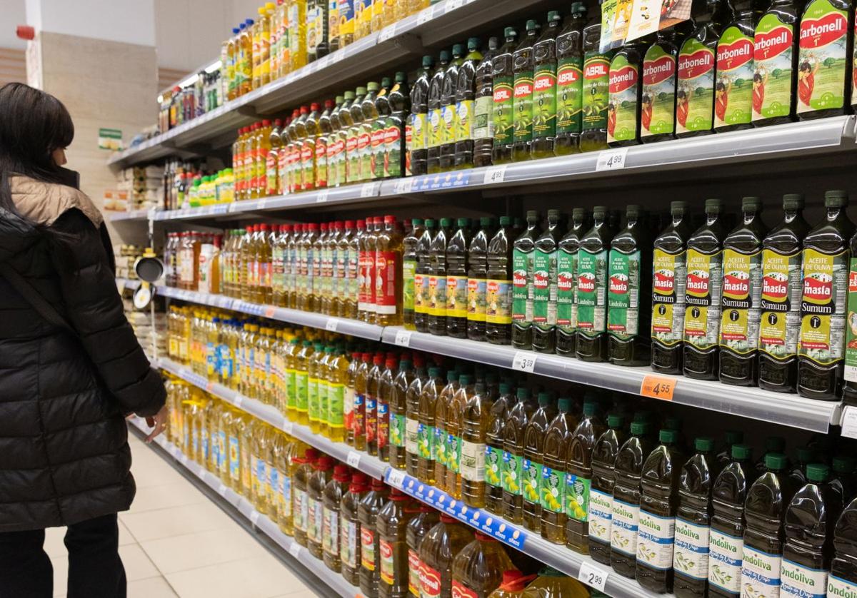 Botellas de aceite de oliva, en un supermercado.