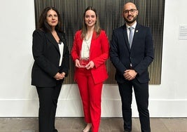 El alcalde y la primera teniente de alcalde con la ganadora del Premi Ciutat d'Algemesí.