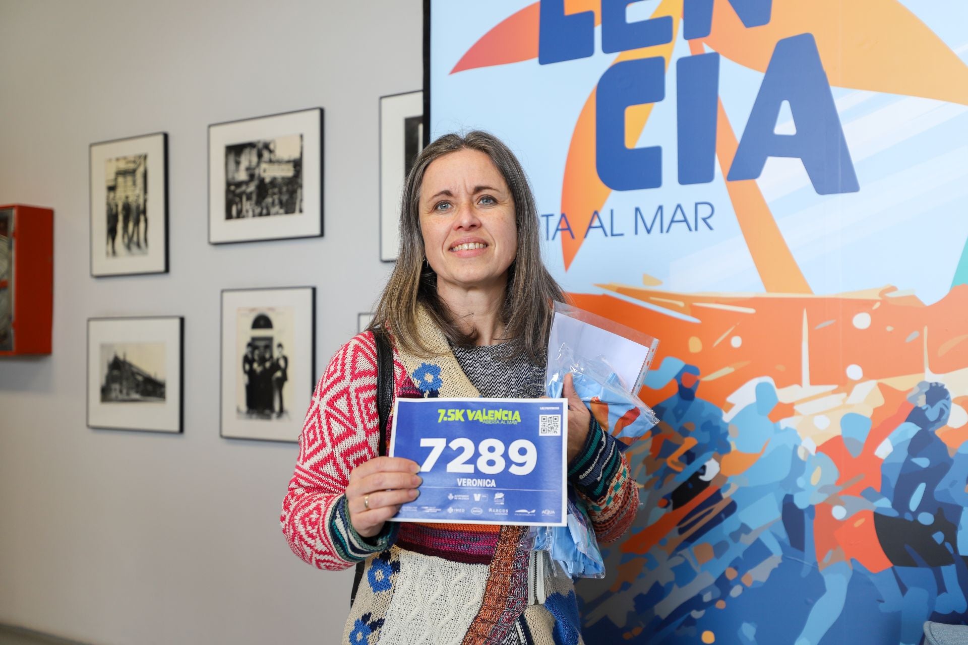 FOTOS | Los corredores de la 15K Valencia Abierta al Mar recogen su dorsal