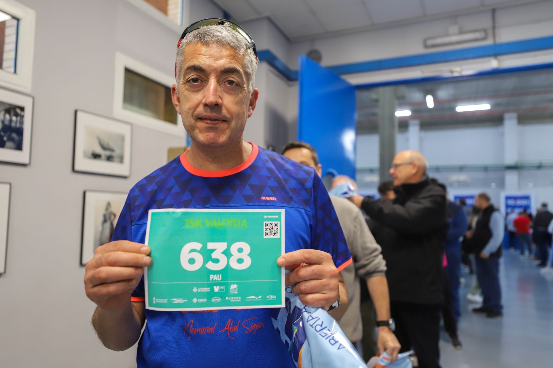 FOTOS | Los corredores de la 15K Valencia Abierta al Mar recogen su dorsal