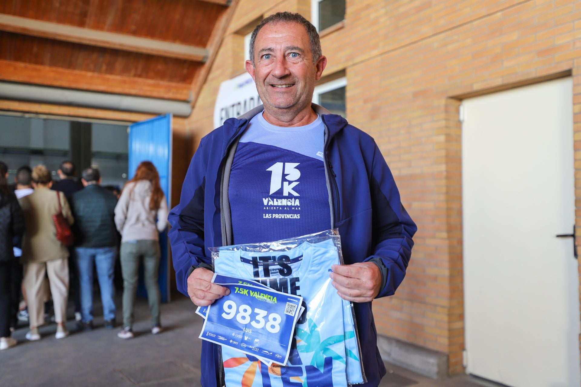 FOTOS | Los corredores de la 15K Valencia Abierta al Mar recogen su dorsal