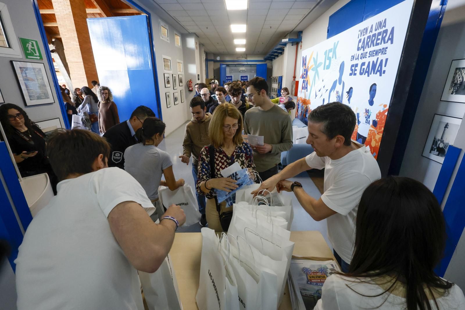 FOTOS | Los corredores de la 15K Valencia Abierta al Mar recogen su dorsal