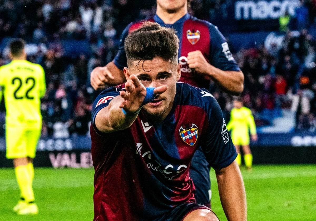 Iván Romero celebra un gol en el Ciutat de Valencia.