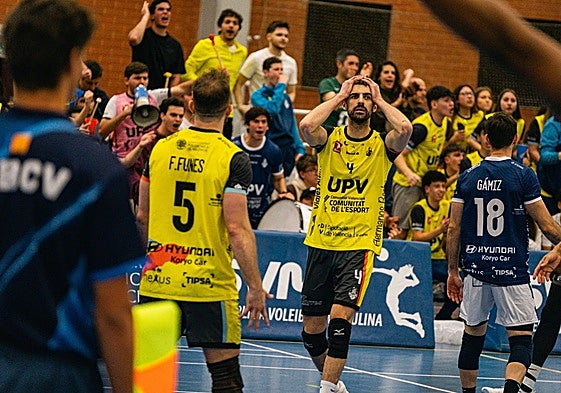 Javi Monfort se lleva las manos a la cabeza.