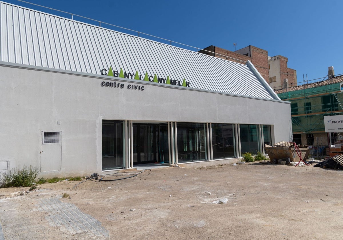 Centro cívico en obras, entre las calles San Pedro y Luis Despuig.