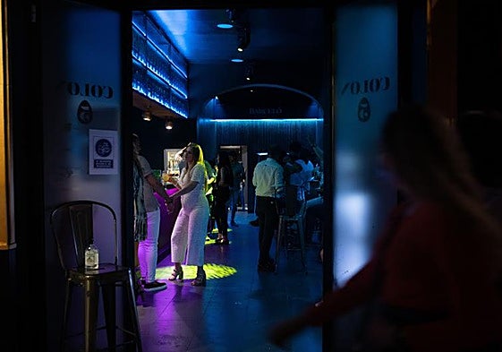 Personas en el interior de un local nocturno.