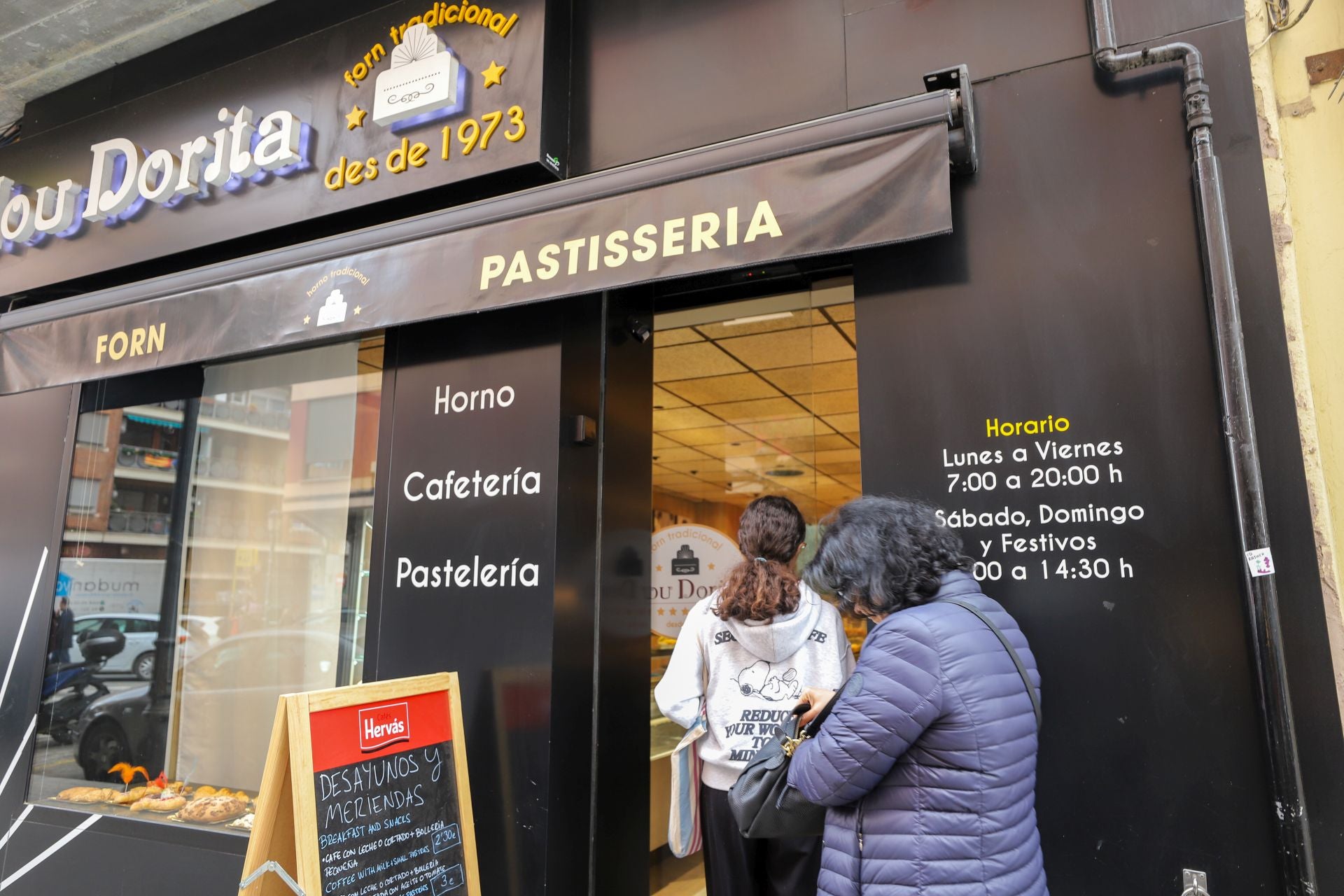 Los comercios de siempre, como el horno Nou Dorita, conviven con los locales que van incorporándose al barrio.