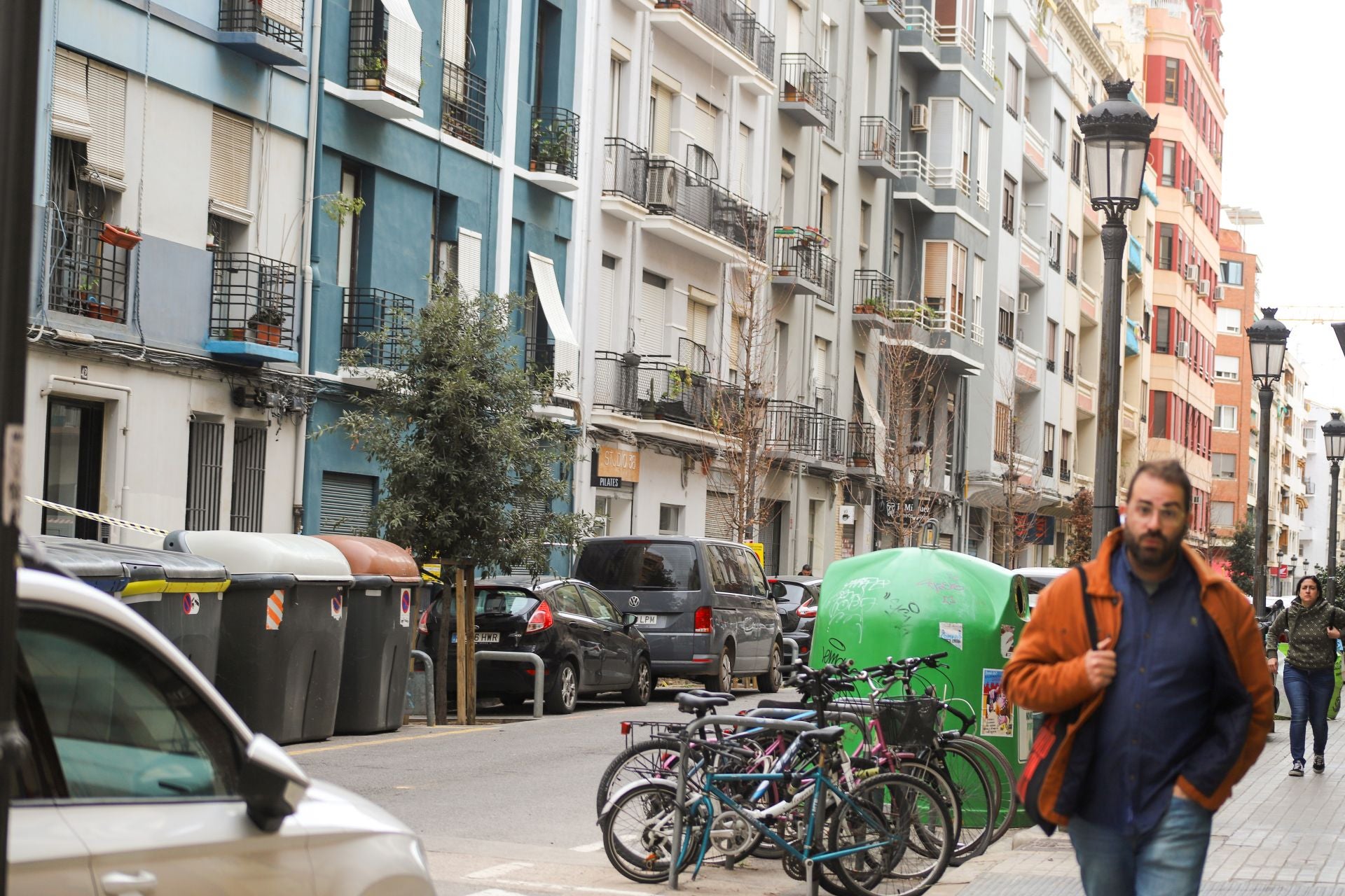 Las persianas antiguas todavía se ven en muchos de los balcones de la calle del Túria.