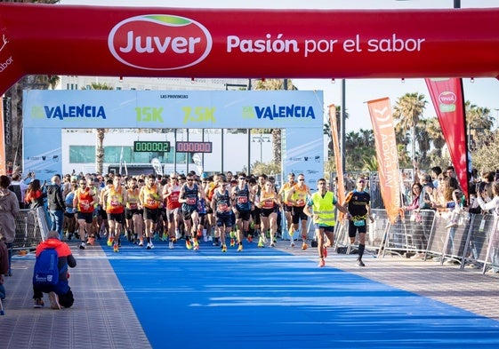 Varios corredores toman la salida.