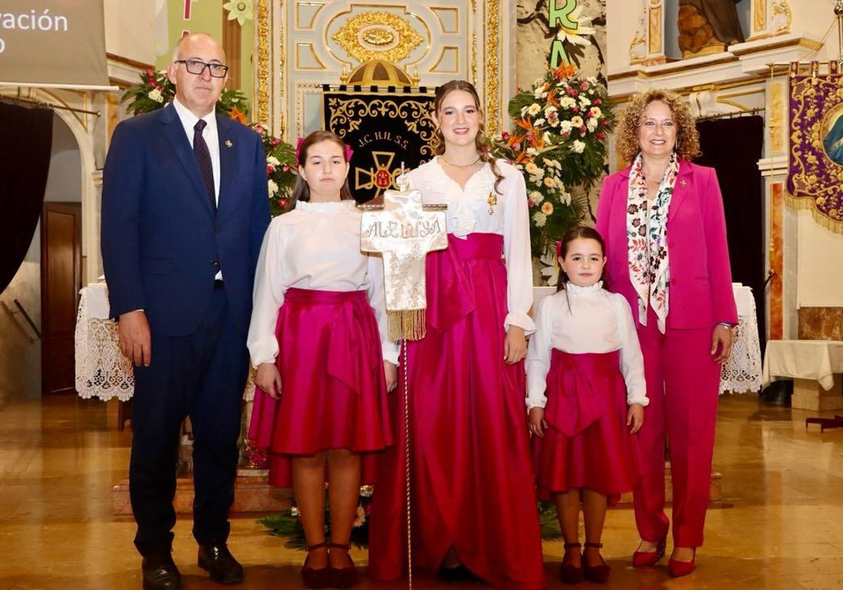Lucía Mora recibe el Aleluya con el que anunciará la Resurrección de Cristo