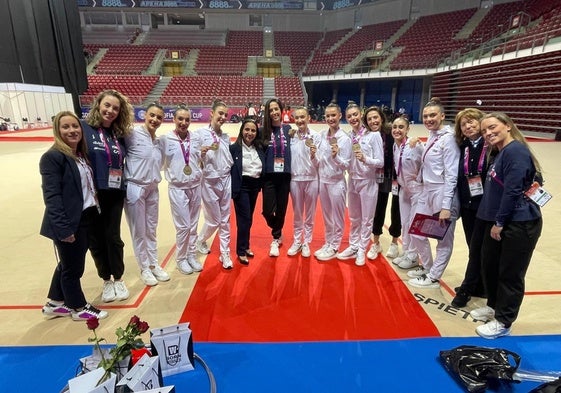 El equipo español posa tras terminar la competición y conseguir buenos resultados.
