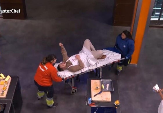 Flores, concursante de 'MasterChef 13', abandona el plató del programa en camilla.