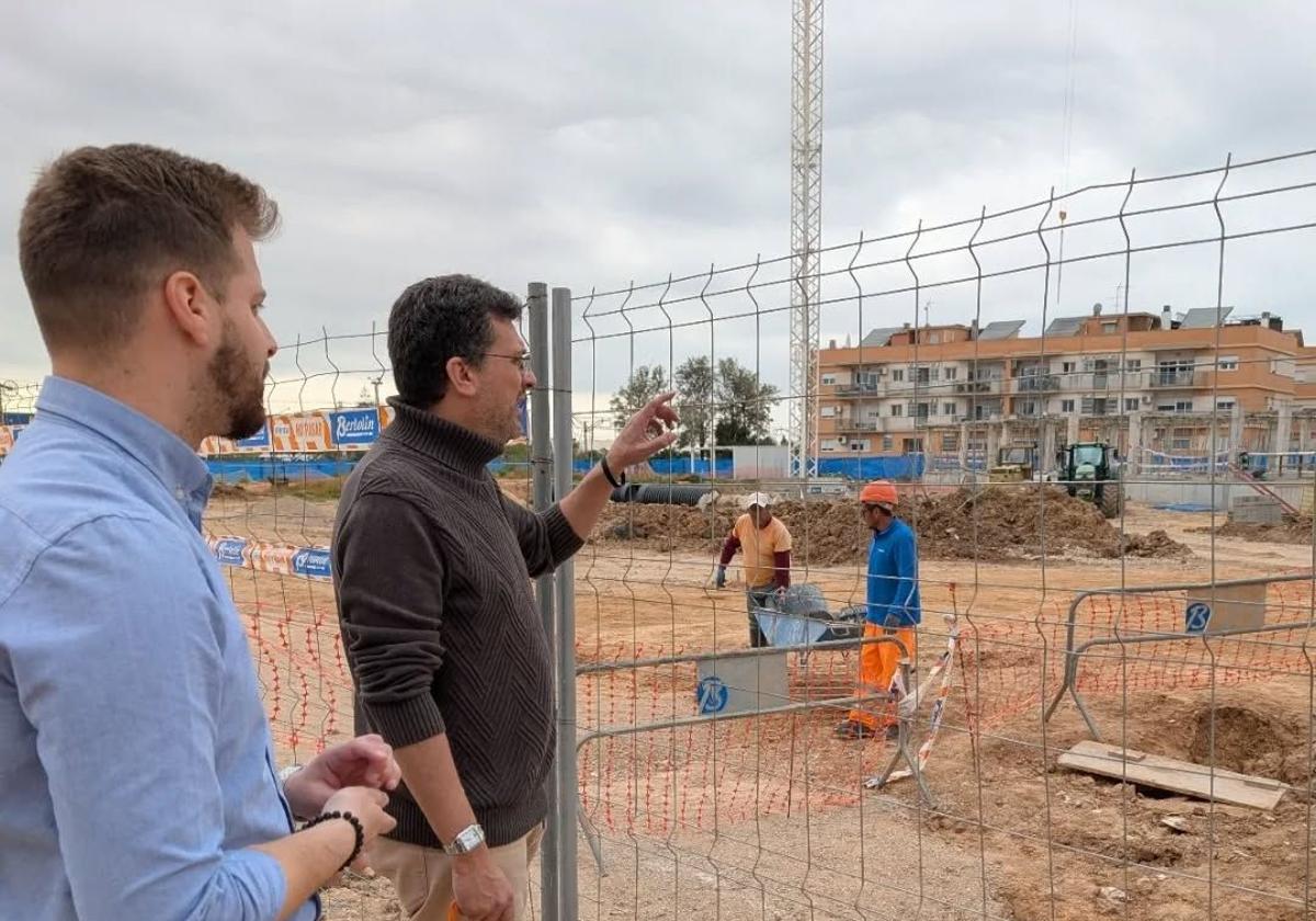El concejal Del Real y el alcalde Adsuara, en una visita de obras a la residencia y el centro de día.