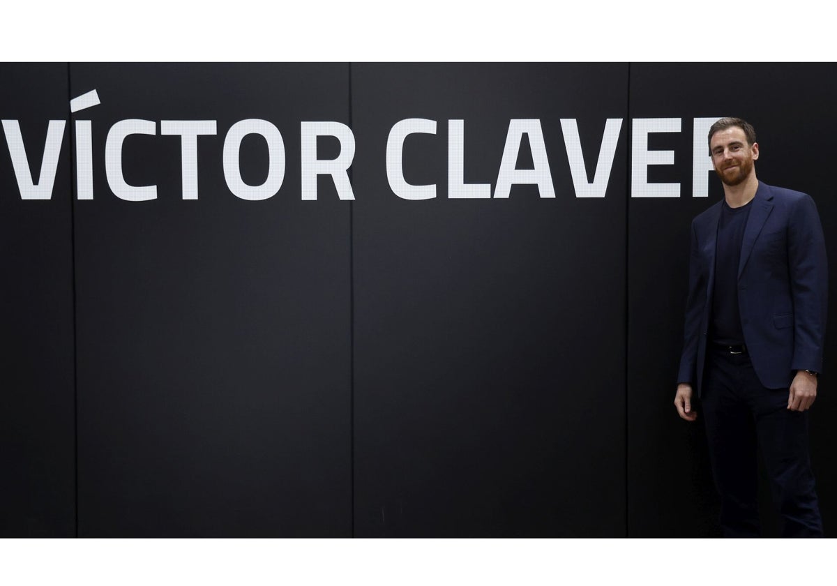 Víctor Claver, junto a su nombre en la rebautizada pista 4 de L'Alqueria del Basket.