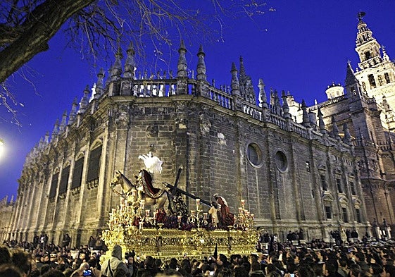 La imagen del paso del Cristo de la Tres Caídas de la hermandad de Triana, una de las seis procesiones de la 'Madrugá' de Sevilla.