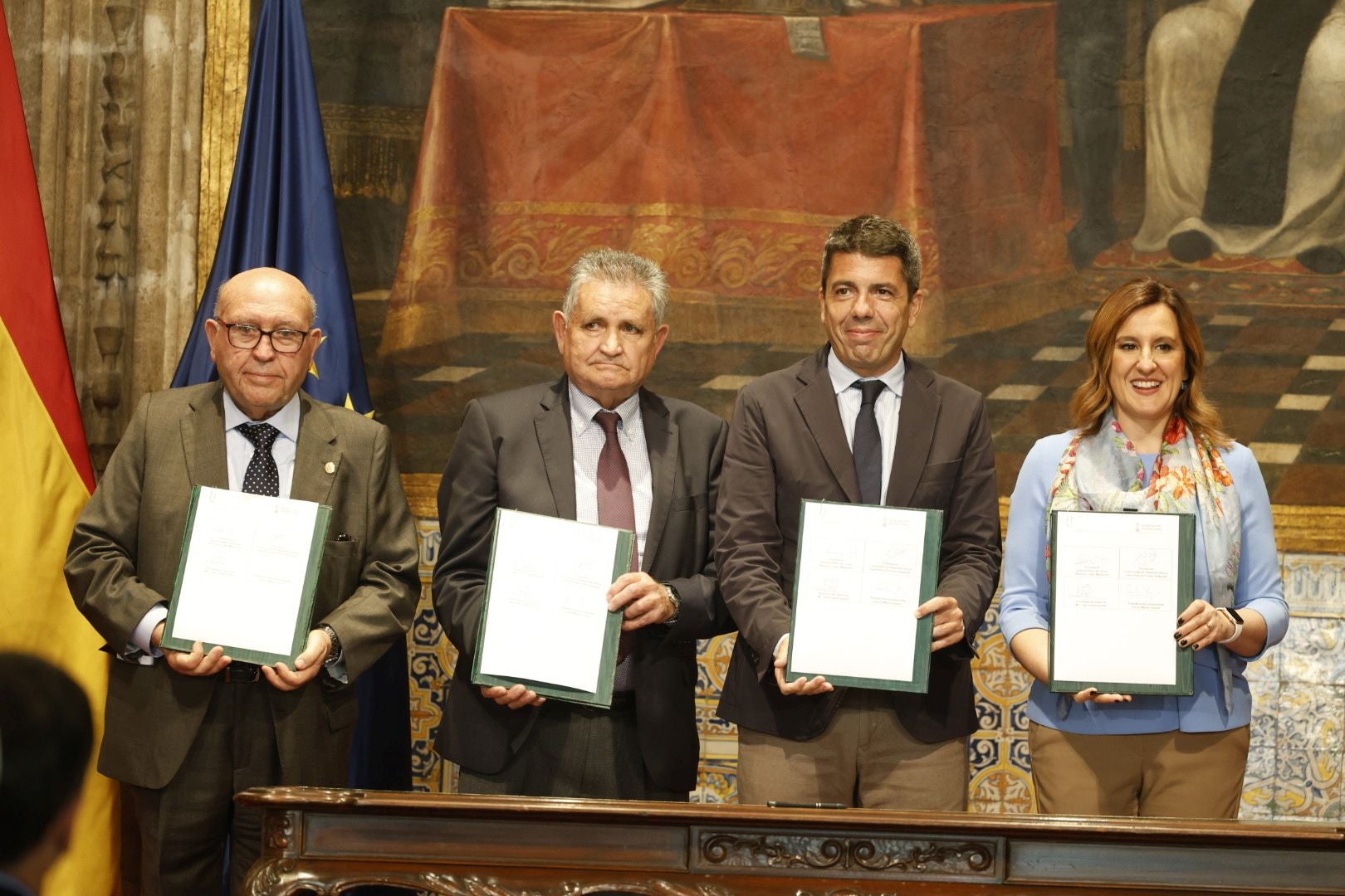 Firma del Pacto por la Albufera en el Palau de la Generalitat