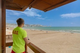 Vigilancia en una playa de Cullera.
