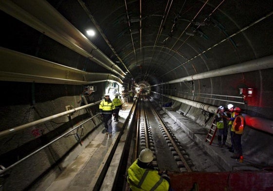 Las vias de tren en el túnel bajo el Canal de la Mancha, en una imagen de archivo.