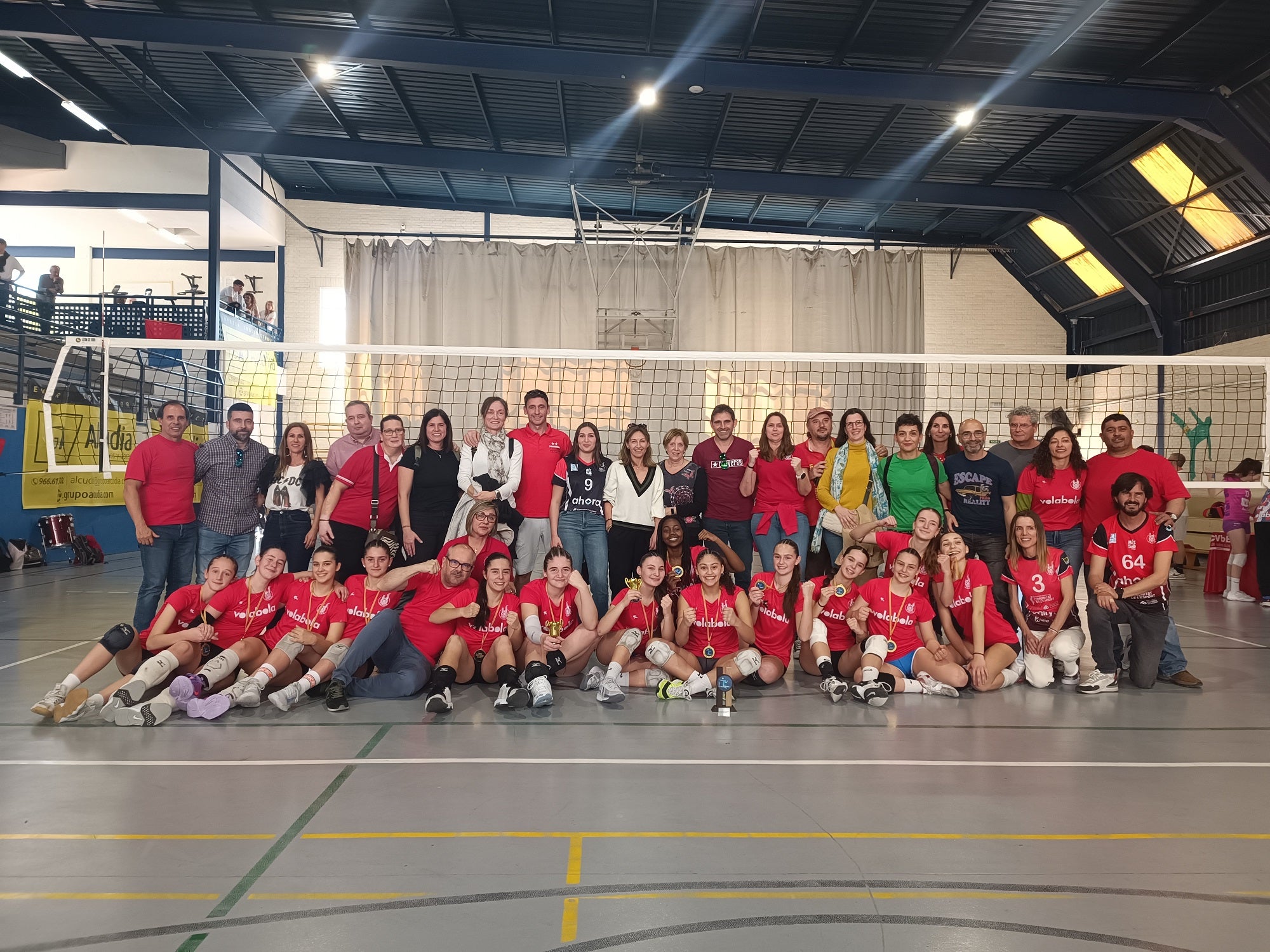 El equipo proclamado campeón autonómico, junto a técnicos, miembros del club y familiares.