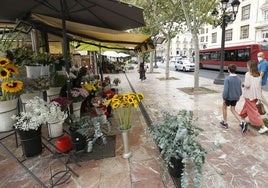 Una de las floristerías de la plaza del Ayuntamiento, en una imagen de archivo.