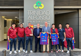 Jugadores del PAS Alcoy junto a Juan Miguel Gómez, directo de la FTA.