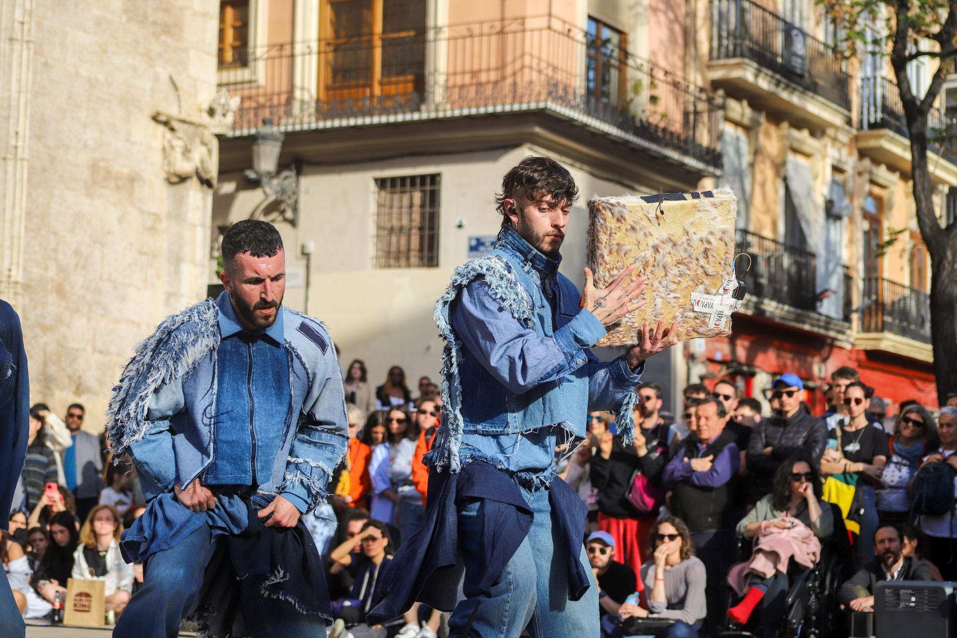 Inauguración de Dansa Valencia con el espectáculo &#039;Transeúnte&#039;, en la plaza del Mercado