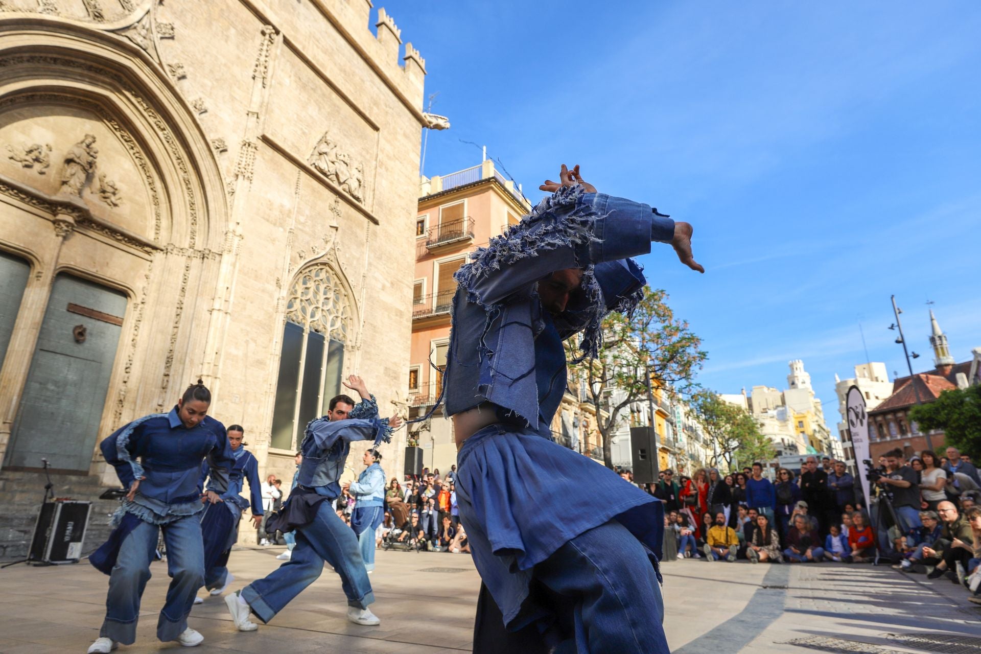 Inauguración de Dansa Valencia con el espectáculo &#039;Transeúnte&#039;, en la plaza del Mercado