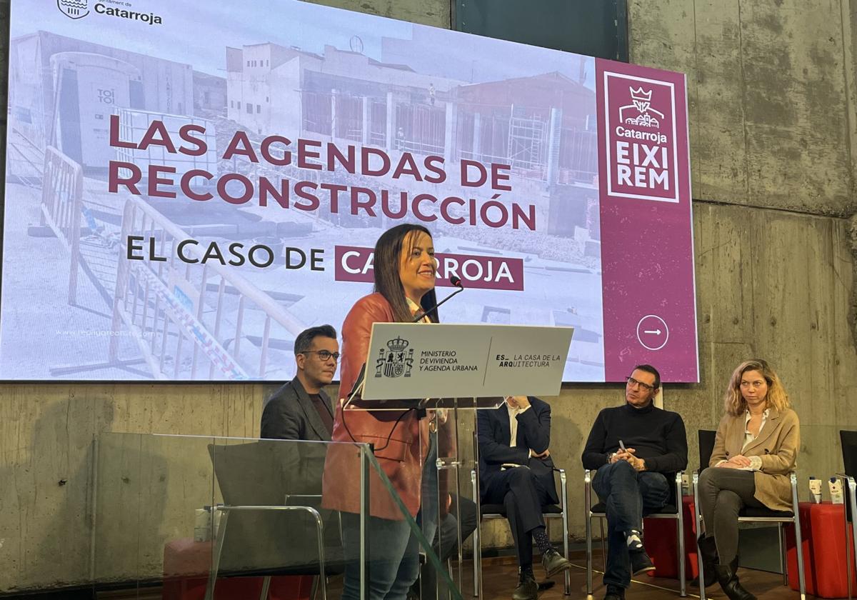 La alcaldesa Lorena Silvent, durante su intervención.
