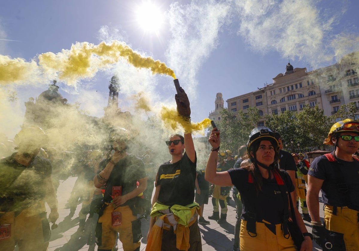 El Consell contratará a 257 bomberos forestales para ampliar el servicio todo el año