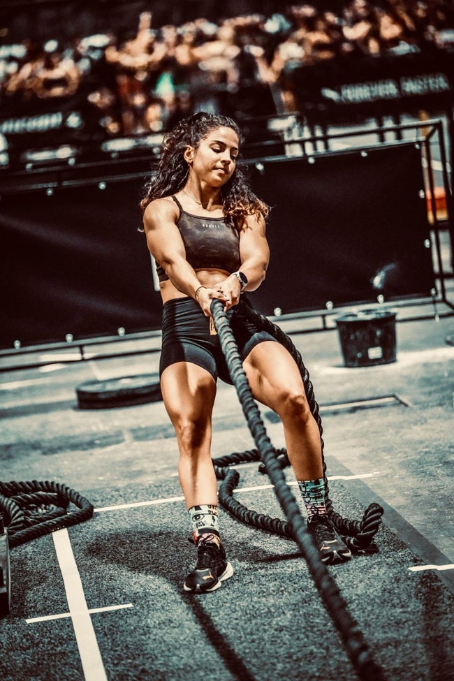 Tania Casanova tira de un trineo cargado de peso, un ejercicio denominado Sled Pull.