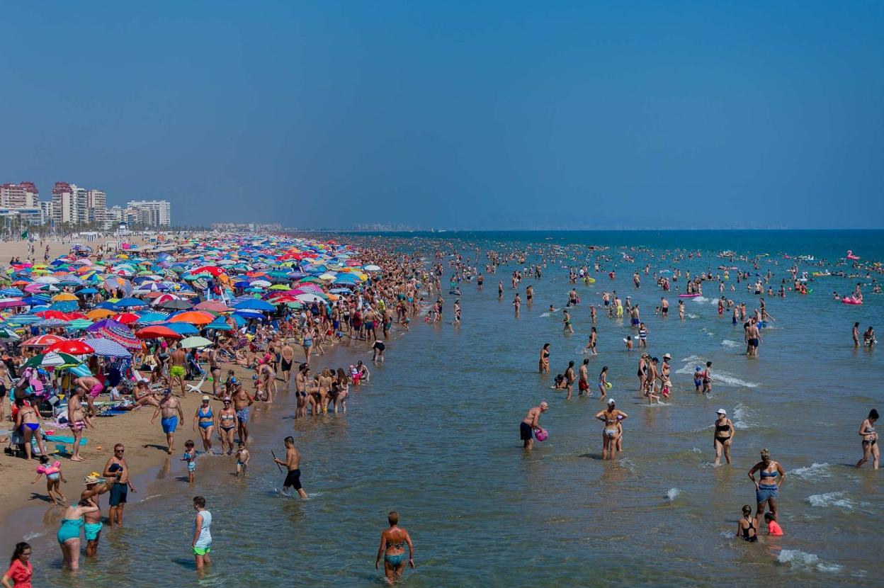Veraneantes en la playa de Gandia.
