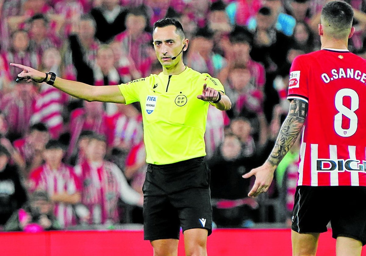 Sánchez Martínez arbitrando un partido en el Nuevo San Mamés.