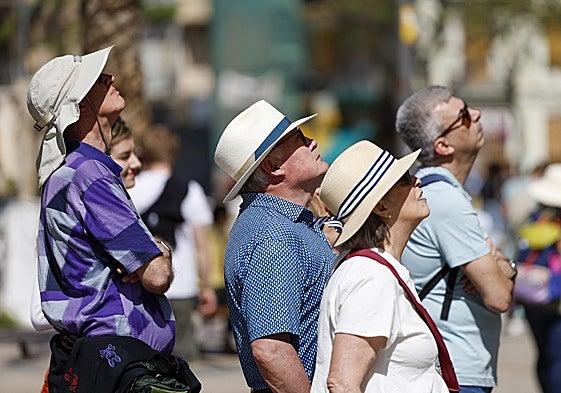 Varios turistas recorren las calles de la ciudad de Valencia.