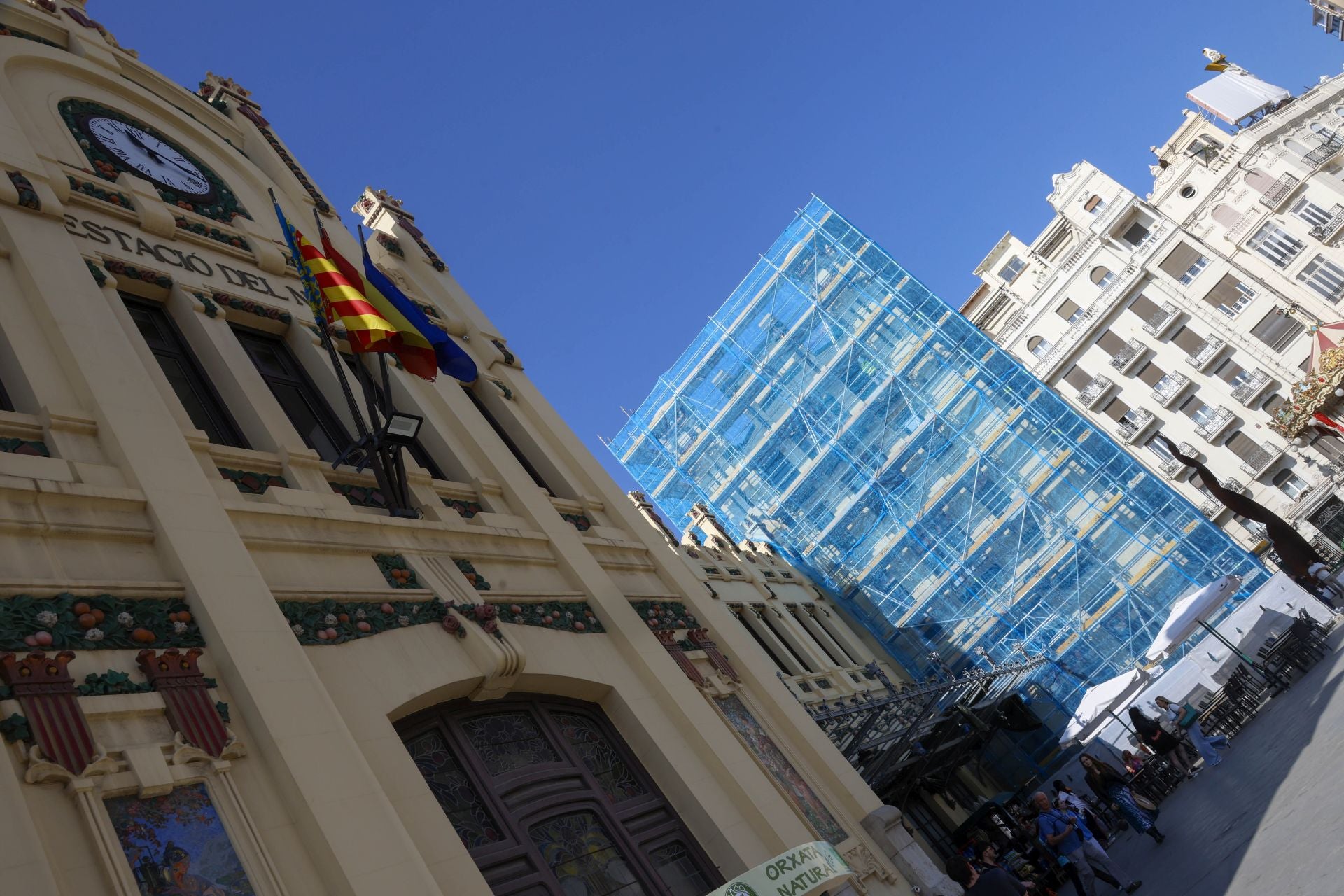 Los andamios llegan a una de las torres de la Estación del Norte de Valencia