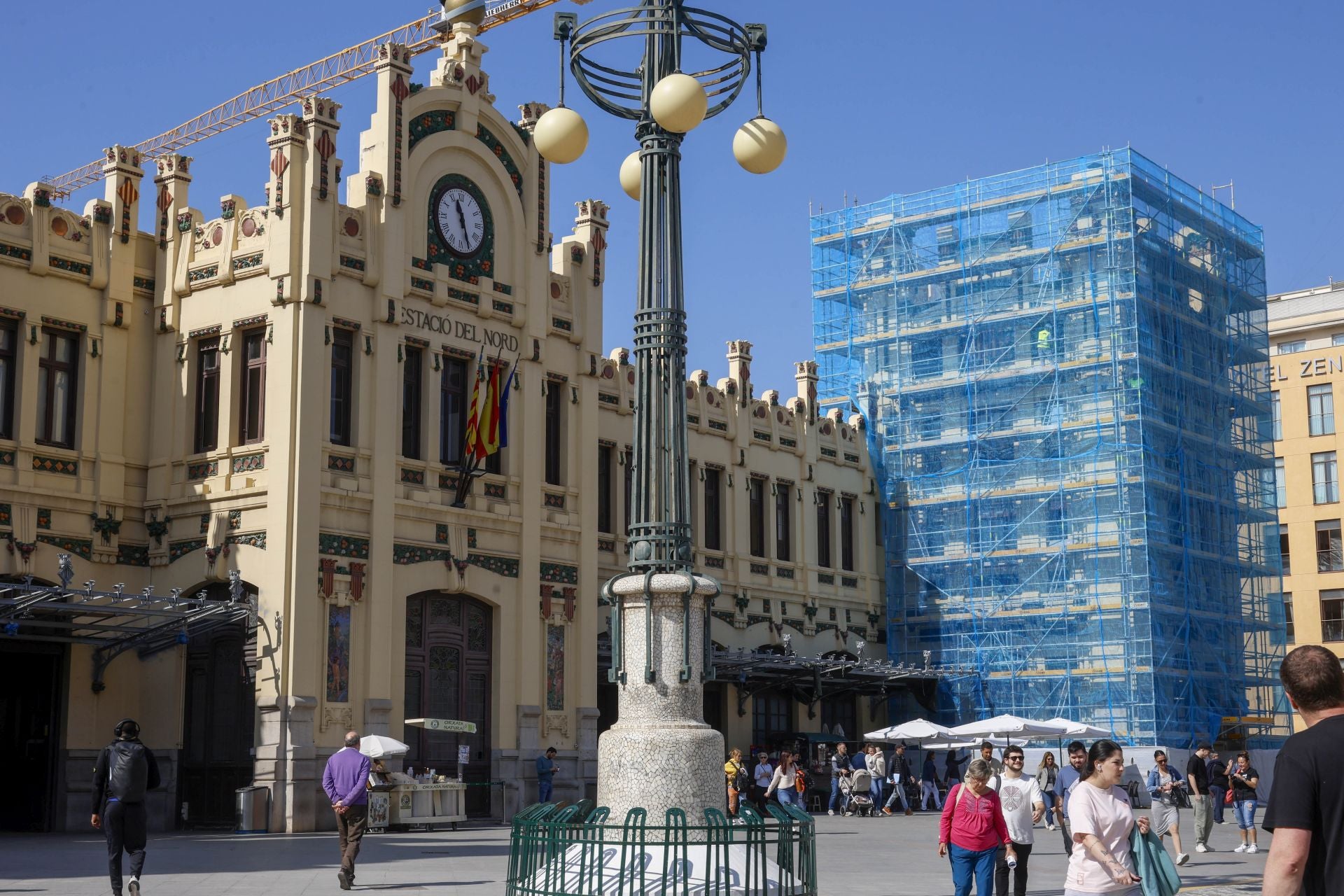 Los andamios llegan a una de las torres de la Estación del Norte de Valencia