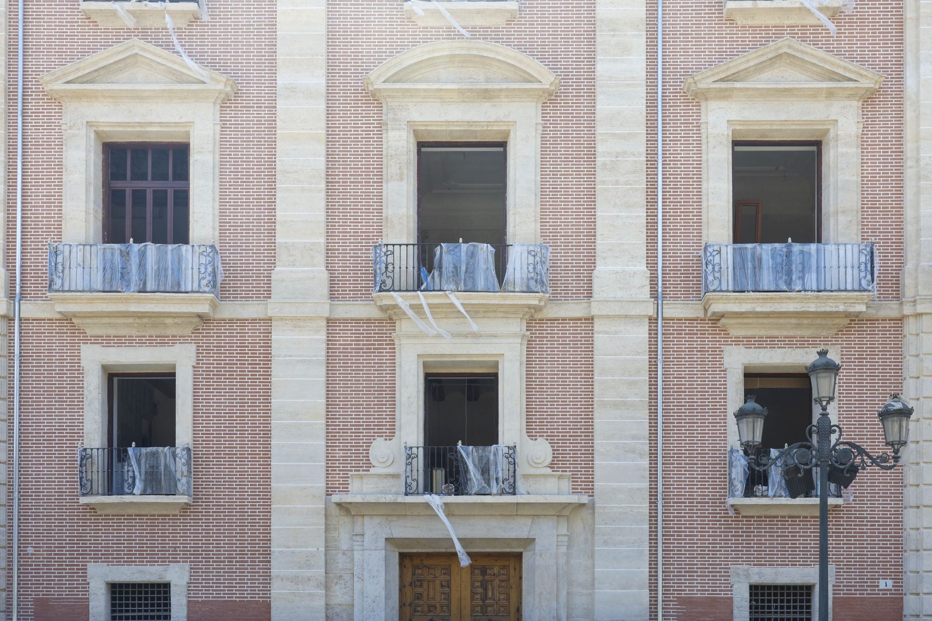El exterior del Palacio de Justicia de Valencia ya luce espléndido