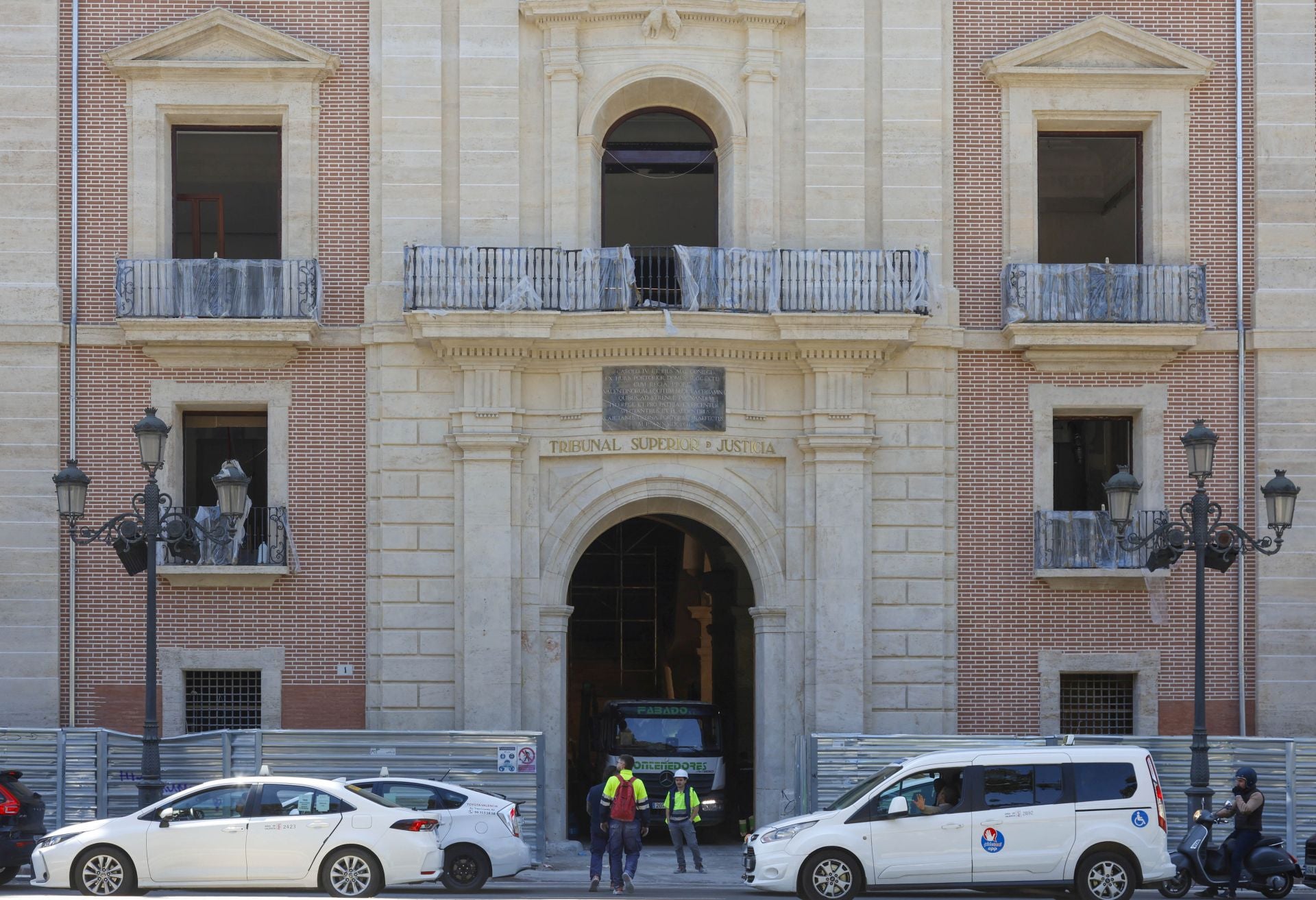El exterior del Palacio de Justicia de Valencia ya luce espléndido