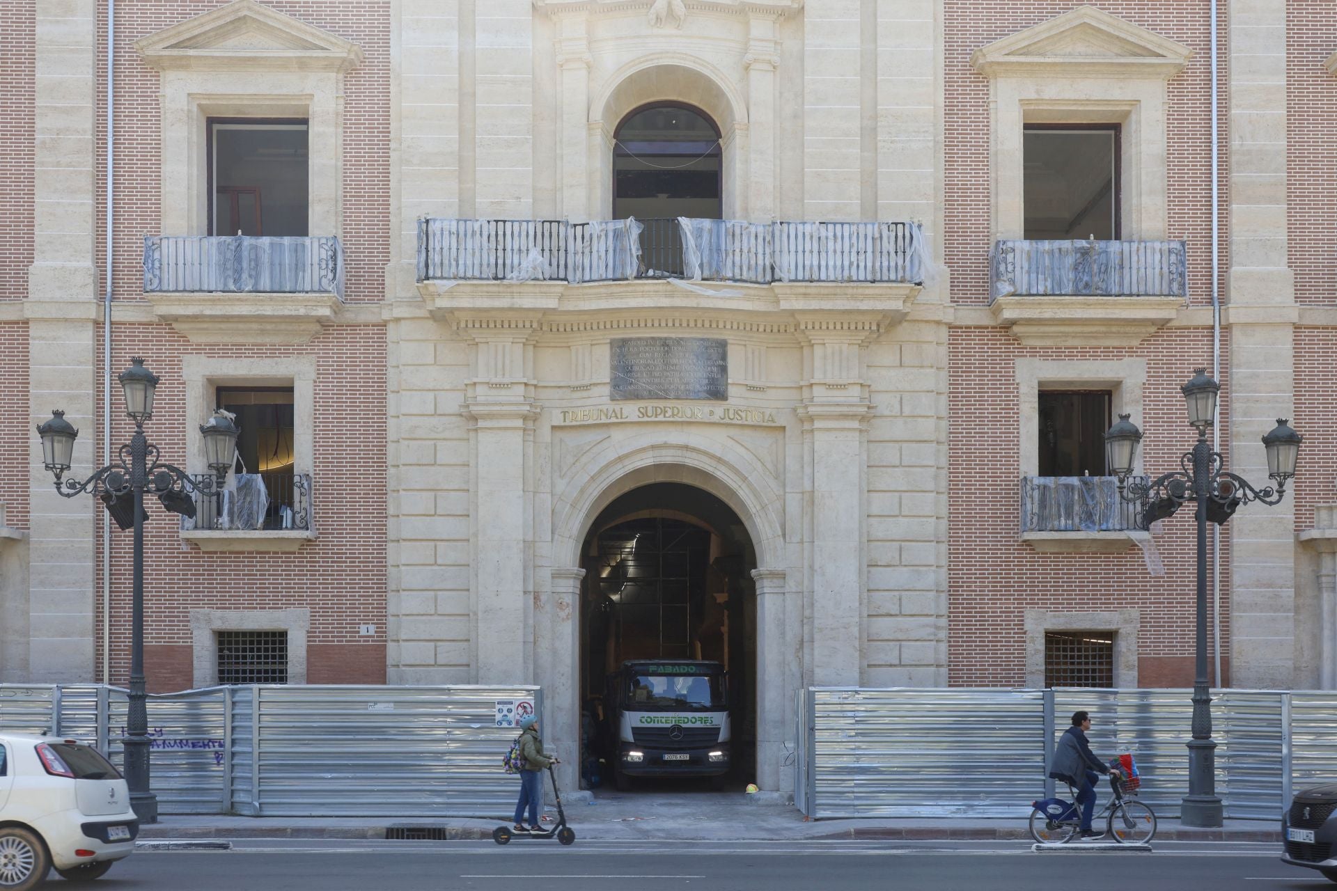 El exterior del Palacio de Justicia de Valencia ya luce espléndido
