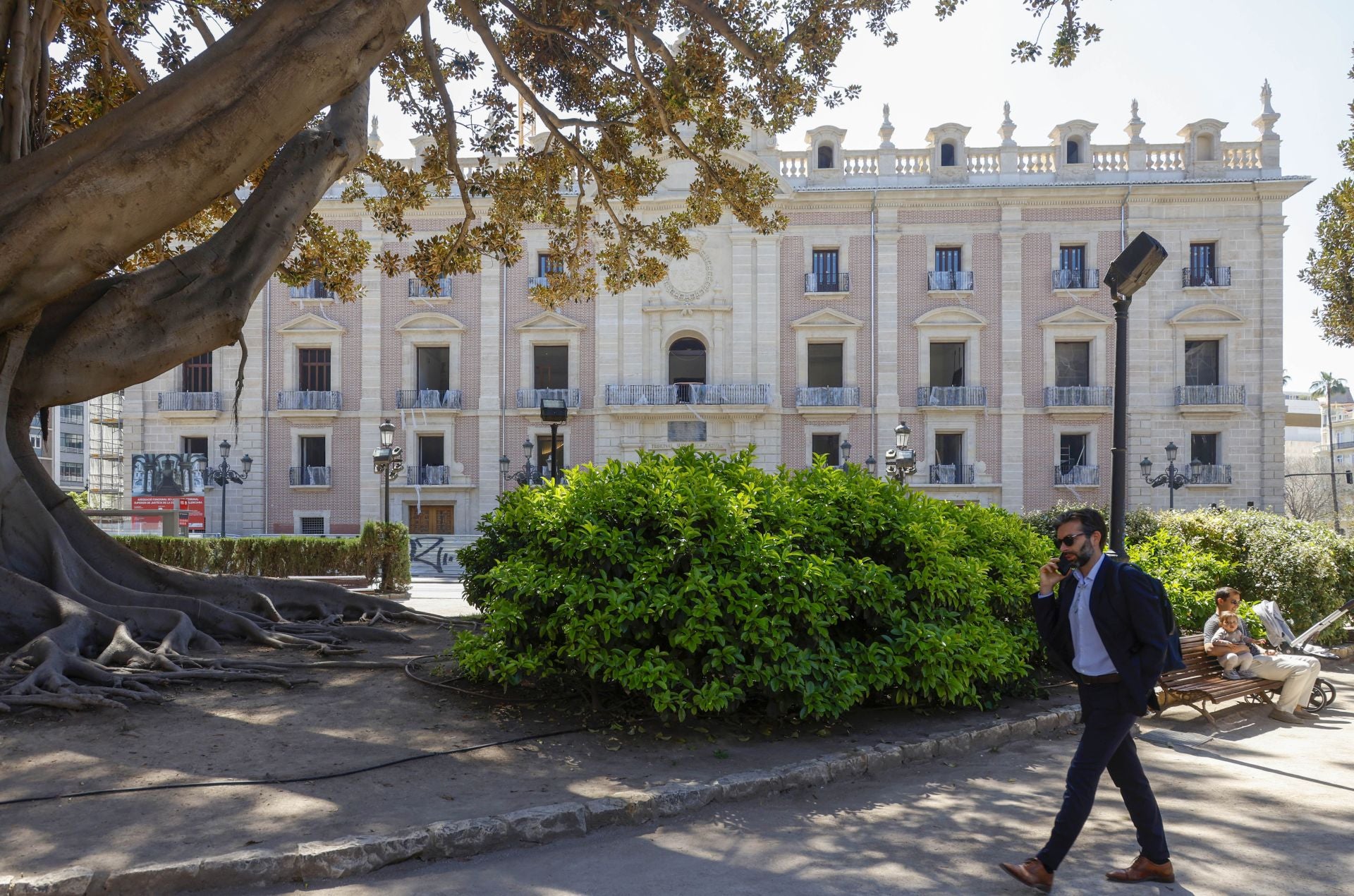 El exterior del Palacio de Justicia de Valencia ya luce espléndido