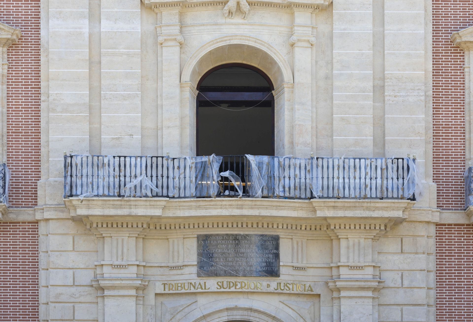 El exterior del Palacio de Justicia de Valencia ya luce espléndido