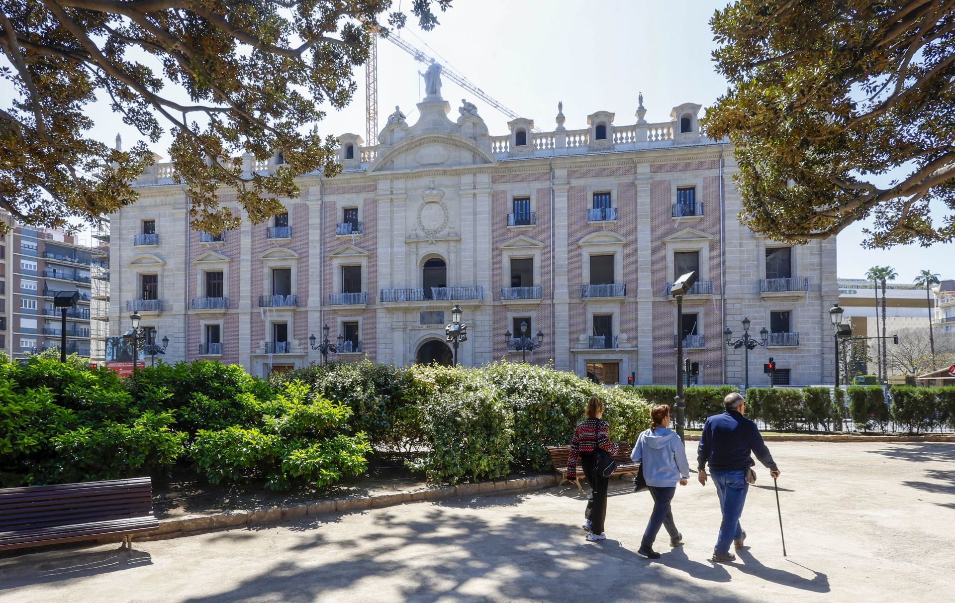 El exterior del Palacio de Justicia de Valencia ya luce espléndido