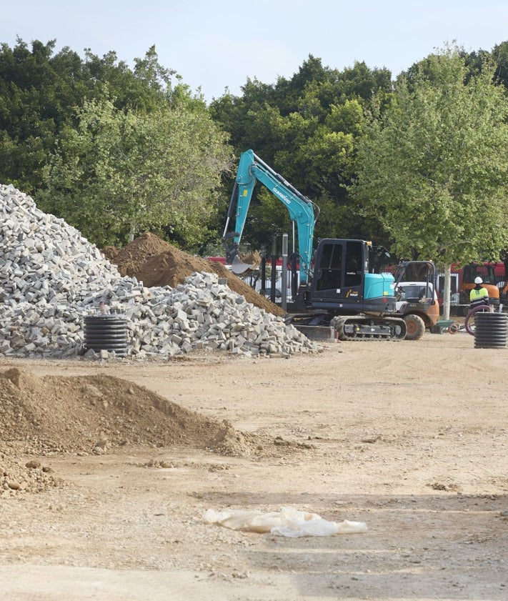 Imagen secundaria 2 - De arriba a abajo: jardín entre aularios, nueva zona verde junto a la Facultad de Derecho y parcela de acopio de materiales, que se convertirá en un espacio con desniveles.